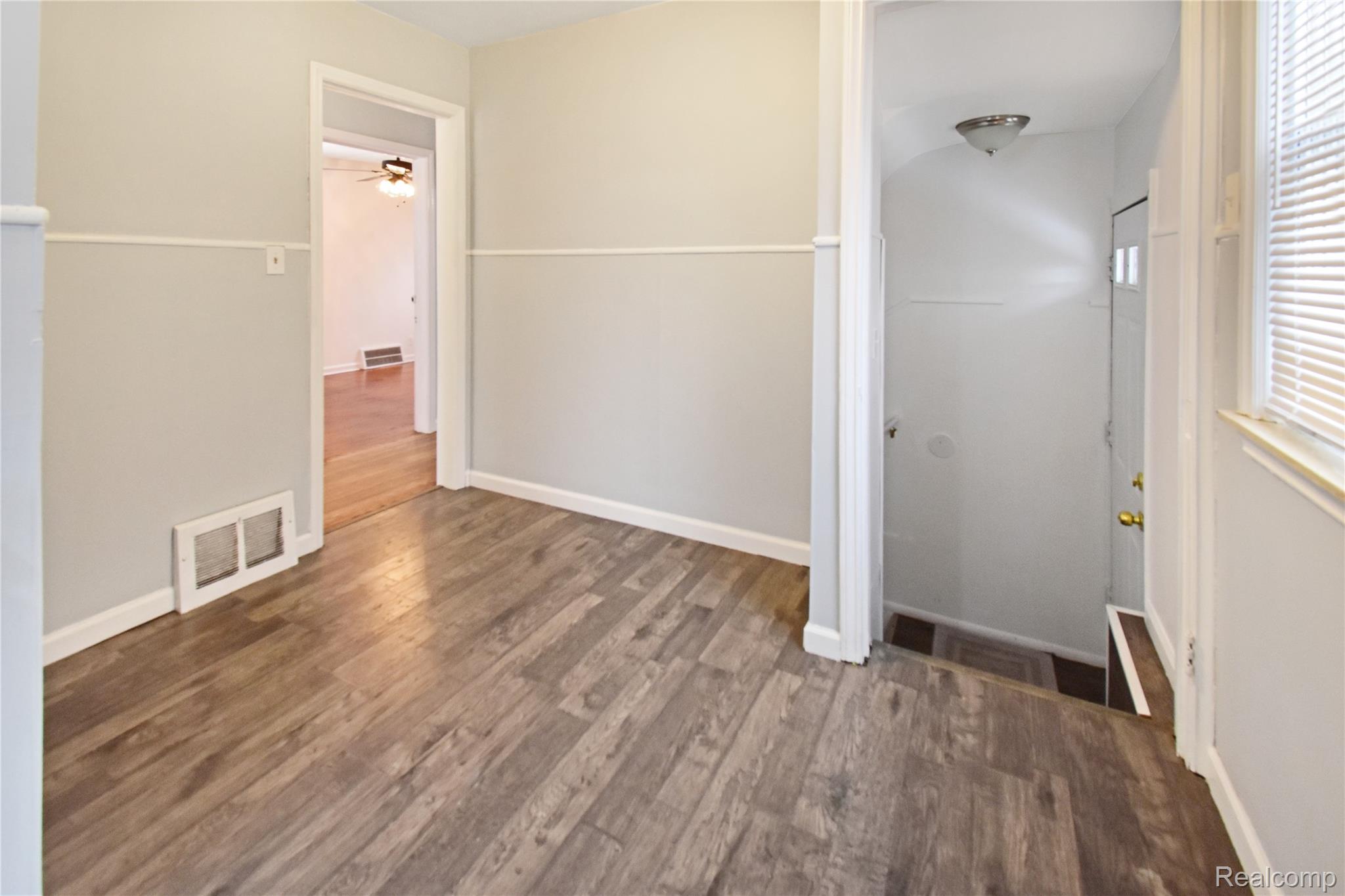 8305 Stephens Road Center Line, MI 48015 - Photo 8 of 23 8.jpg