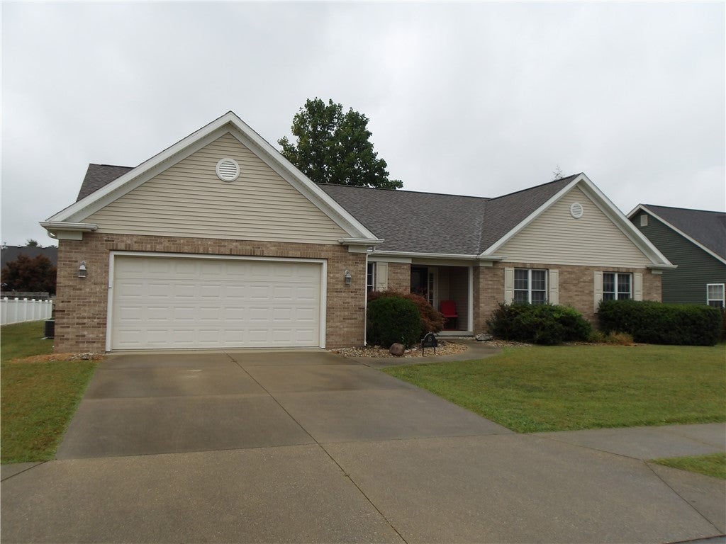 15 Ridgefield Lane Charleston, IL 61920 - Photo 1 of 13 Gallery Image 1