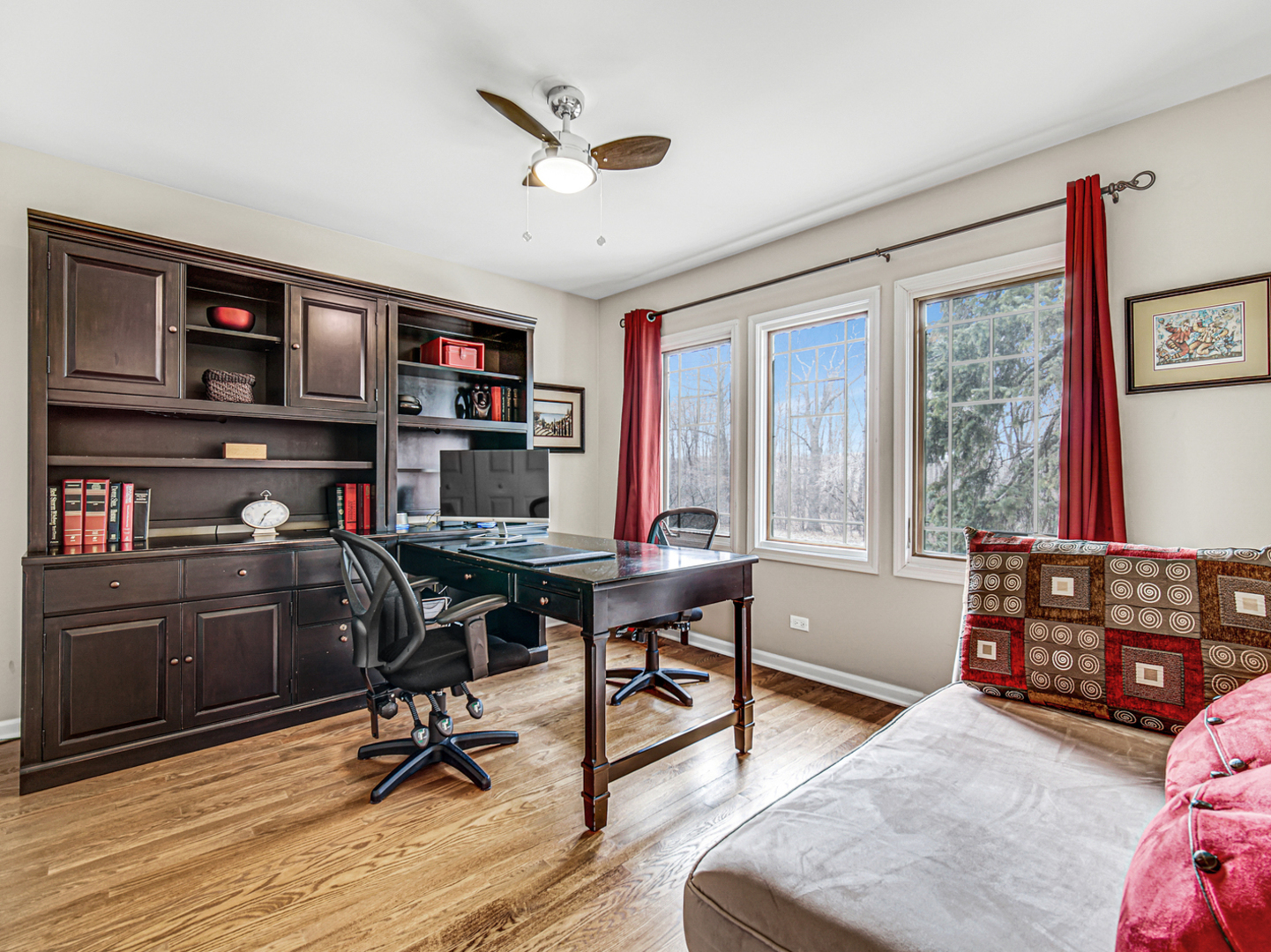 631 Riverside Drive Park Ridge, IL 60068 - Photo 21 of 31 a livingroom with workspace and a window