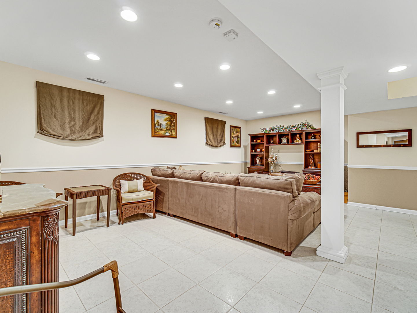 631 Riverside Drive Park Ridge, IL 60068 - Photo 23 of 31 a living room with furniture