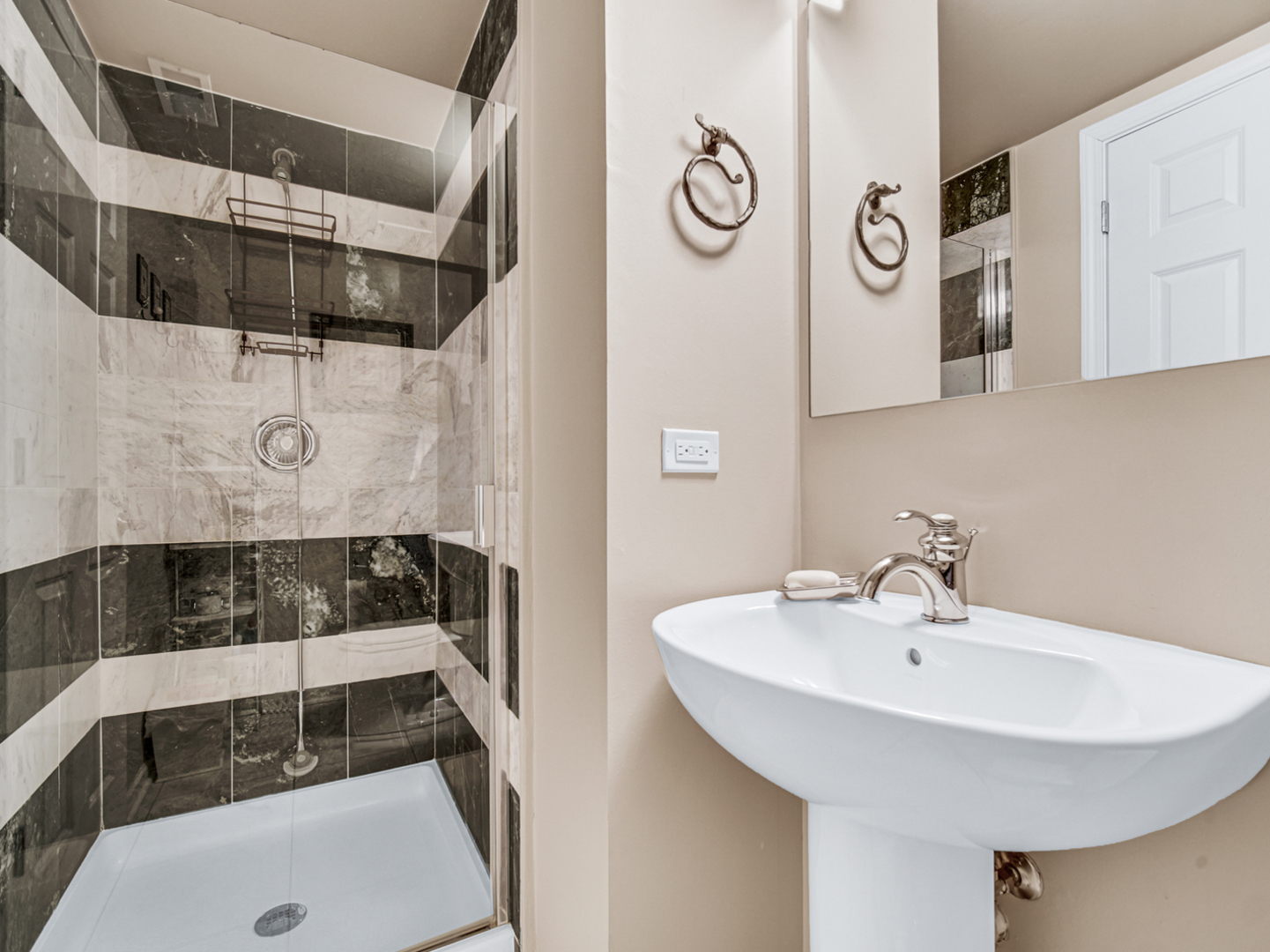 631 Riverside Drive Park Ridge, IL 60068 - Photo 25 of 31 a bathroom with a sink and a mirror