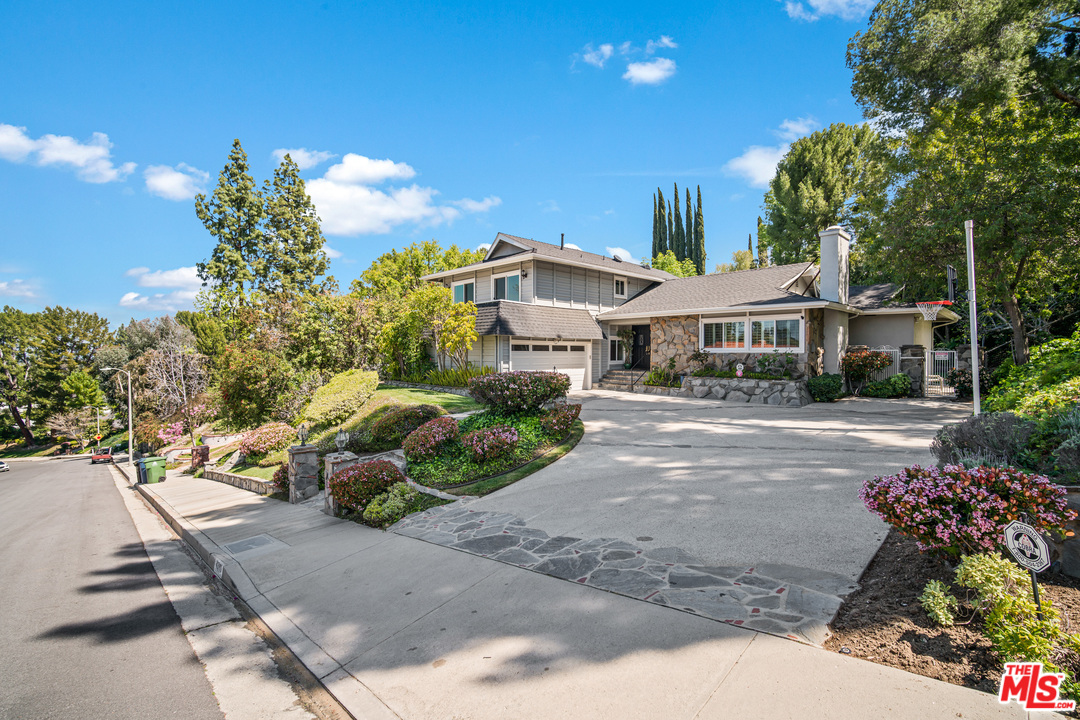 4290 Jubilo Drive Tarzana, CA 91356 - Photo 3 of 52