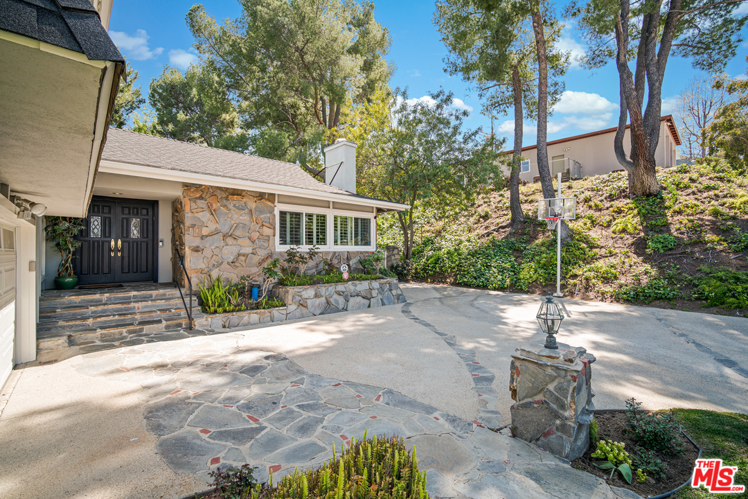 4290 Jubilo Drive Tarzana, CA 91356 - Photo 5 of 52