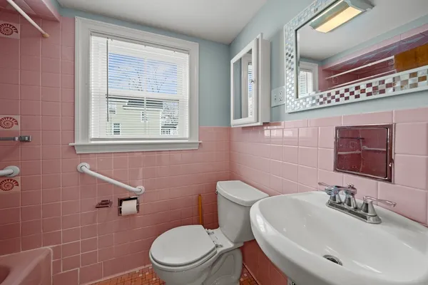 $2,300 | 24 Chestnut Street, Unit 1, Wakefield, MA 01880