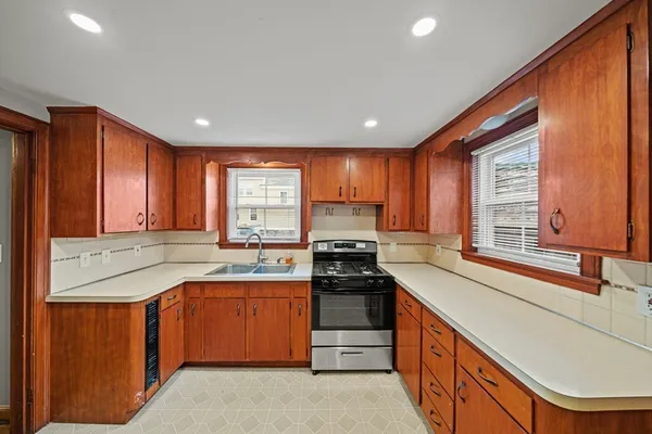 $2,300 | 24 Chestnut Street, Unit 1, Wakefield, MA 01880