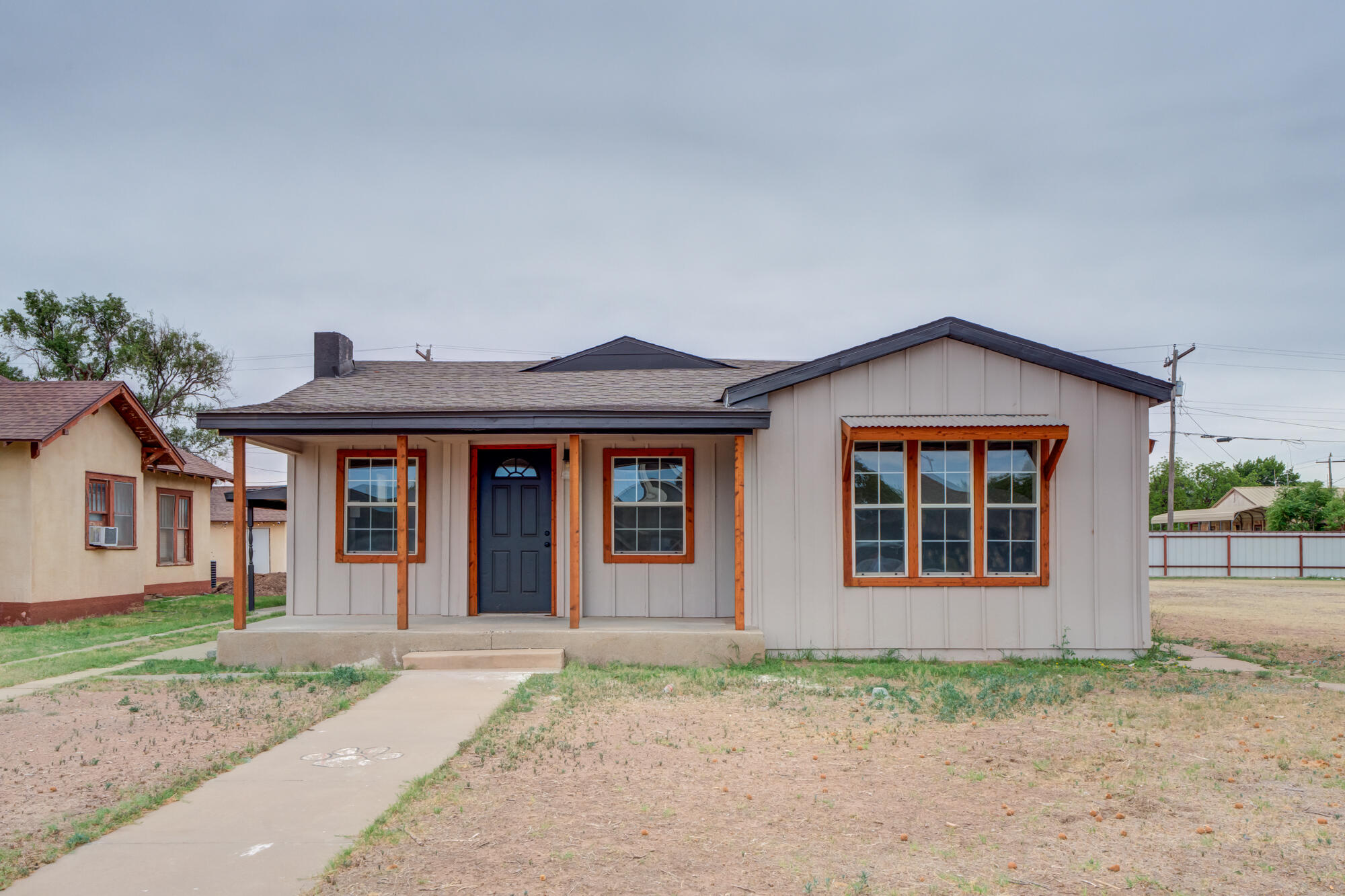 315 West Garza Street Slaton, TX 79364 - Photo 2 of 35 front view of a house with a yard