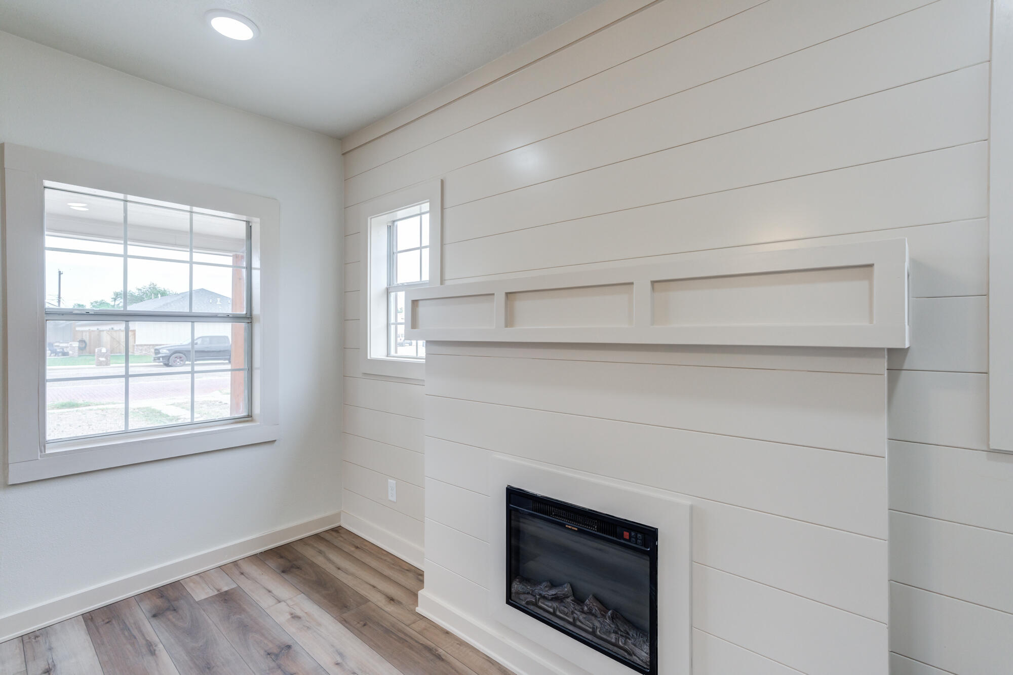 315 West Garza Street Slaton, TX 79364 - Photo 8 of 35 a room with a fireplace and a window