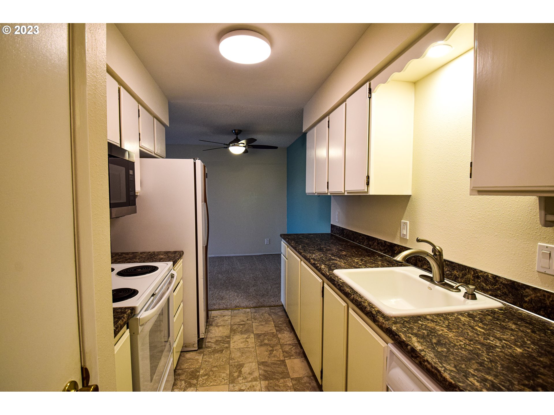 950 Evergreen Road, Unit 312 Woodburn, OR 97071 - Photo 3 of 16 a kitchen with stainless steel appliances granite countertop a sink stove and refrigerator
