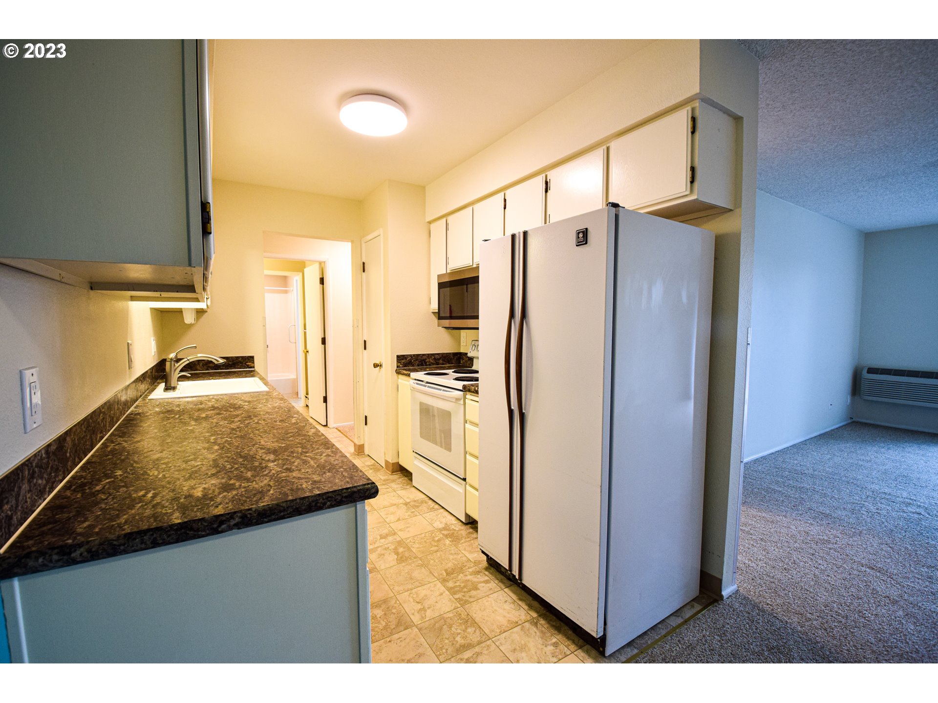 950 Evergreen Road, Unit 312 Woodburn, OR 97071 - Photo 5 of 16 a kitchen with refrigerator and window
