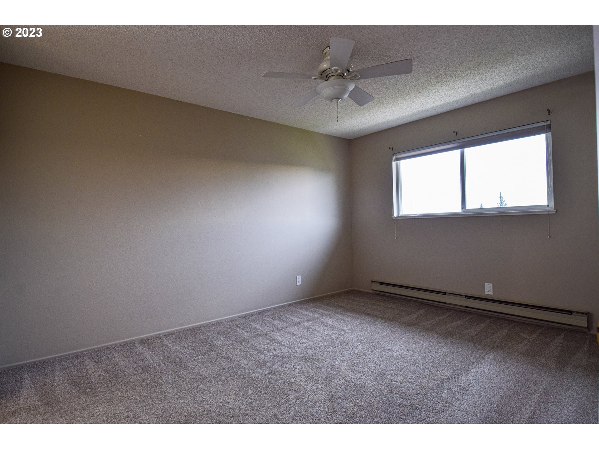 950 Evergreen Road, Unit 312 Woodburn, OR 97071 - Photo 8 of 16 a view of an empty room and chandelier fan