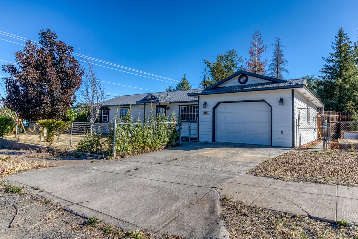 231 Southwest 6th Street Metolius, OR 97741 - Photo 2 of 27 2