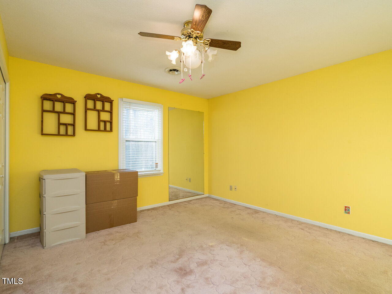 402 Hillside Drive Smithfield, NC 27577 - Photo 19 of 27 a view of livingroom with kitchen furniture