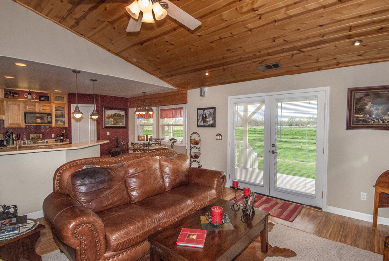 5890 Deschutes Road Anderson, CA 96007 - Photo 10 of 24 Great Room