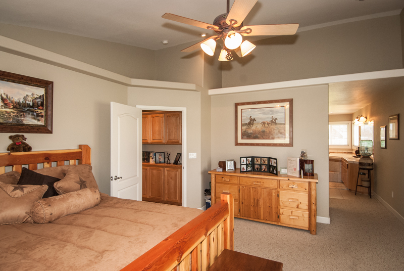 5890 Deschutes Road Anderson, CA 96007 - Photo 16 of 24 Master Suite