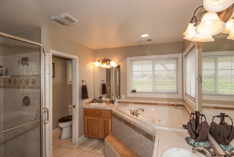 5890 Deschutes Road Anderson, CA 96007 - Photo 18 of 24 Master Bath