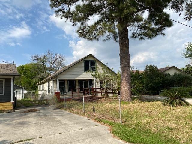 1004 Mccall Avenue Conroe, TX 77301 - Photo 1 of 14