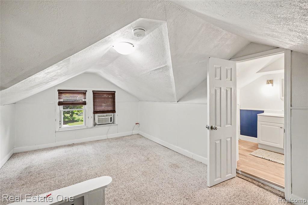 2073 Roslyn Road Grosse Pointe Woods, MI 48236 - Photo 20 of 30