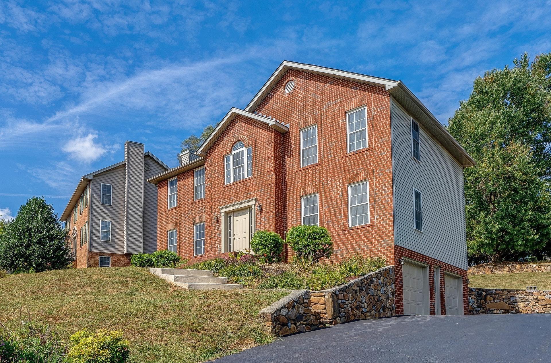 606 Ridgecrest Lane Roanoke, VA 24019 - Photo 2 of 33 002-328553-DSC00001-2_2-2_3-2_4-2_5-2_82