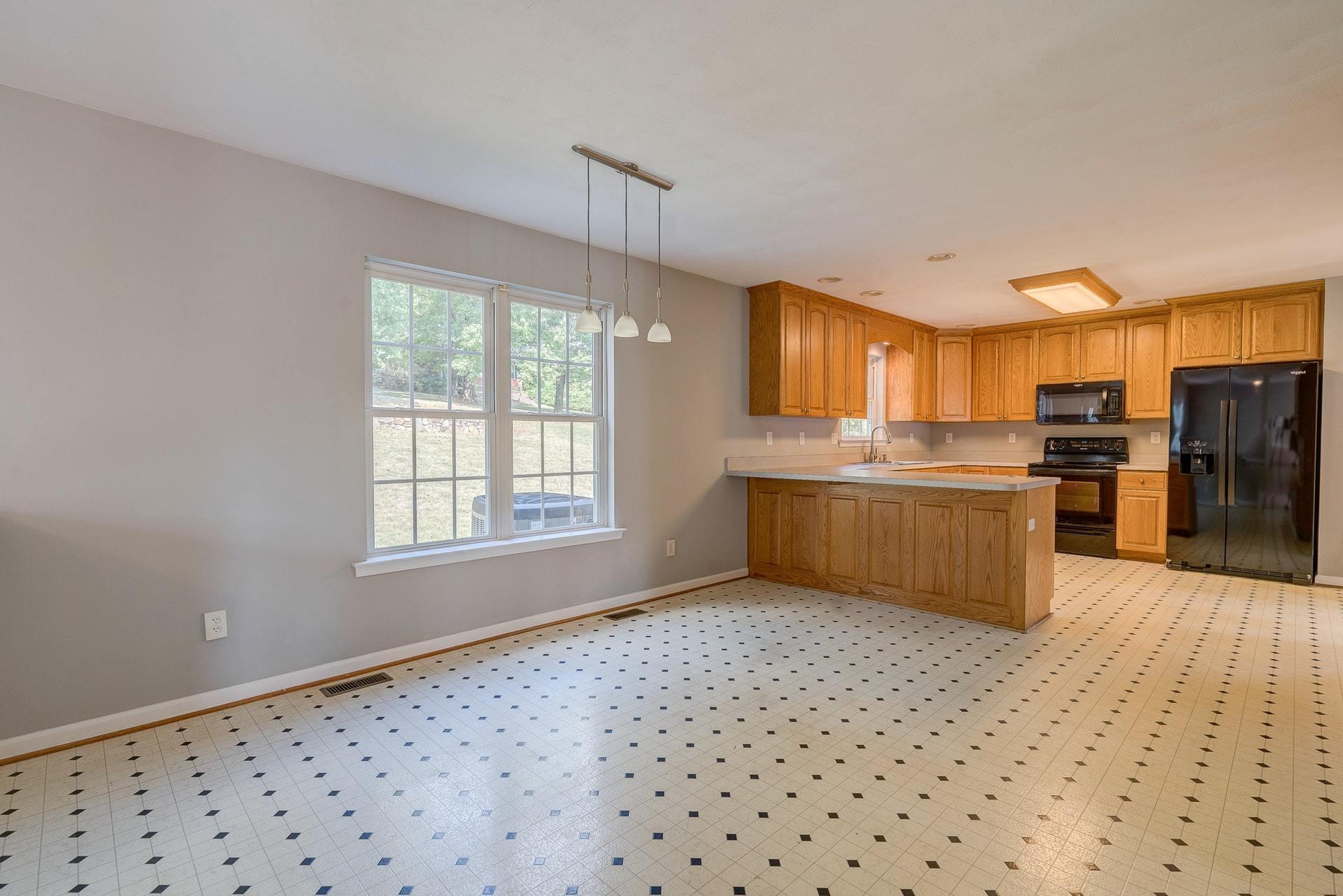 606 Ridgecrest Lane Roanoke, VA 24019 - Photo 9 of 33 009-328553-DSC00071-2_2-2_3-2_4-2_5-2_82