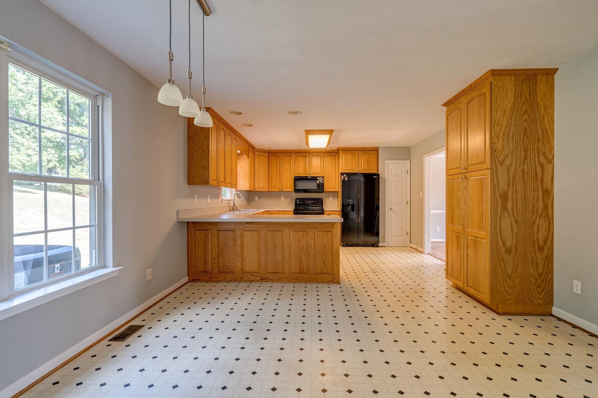 606 Ridgecrest Lane Roanoke, VA 24019 - Photo 10 of 33 010-328553-DSC00081-2_2-2_3-2_4-2_5-2_82
