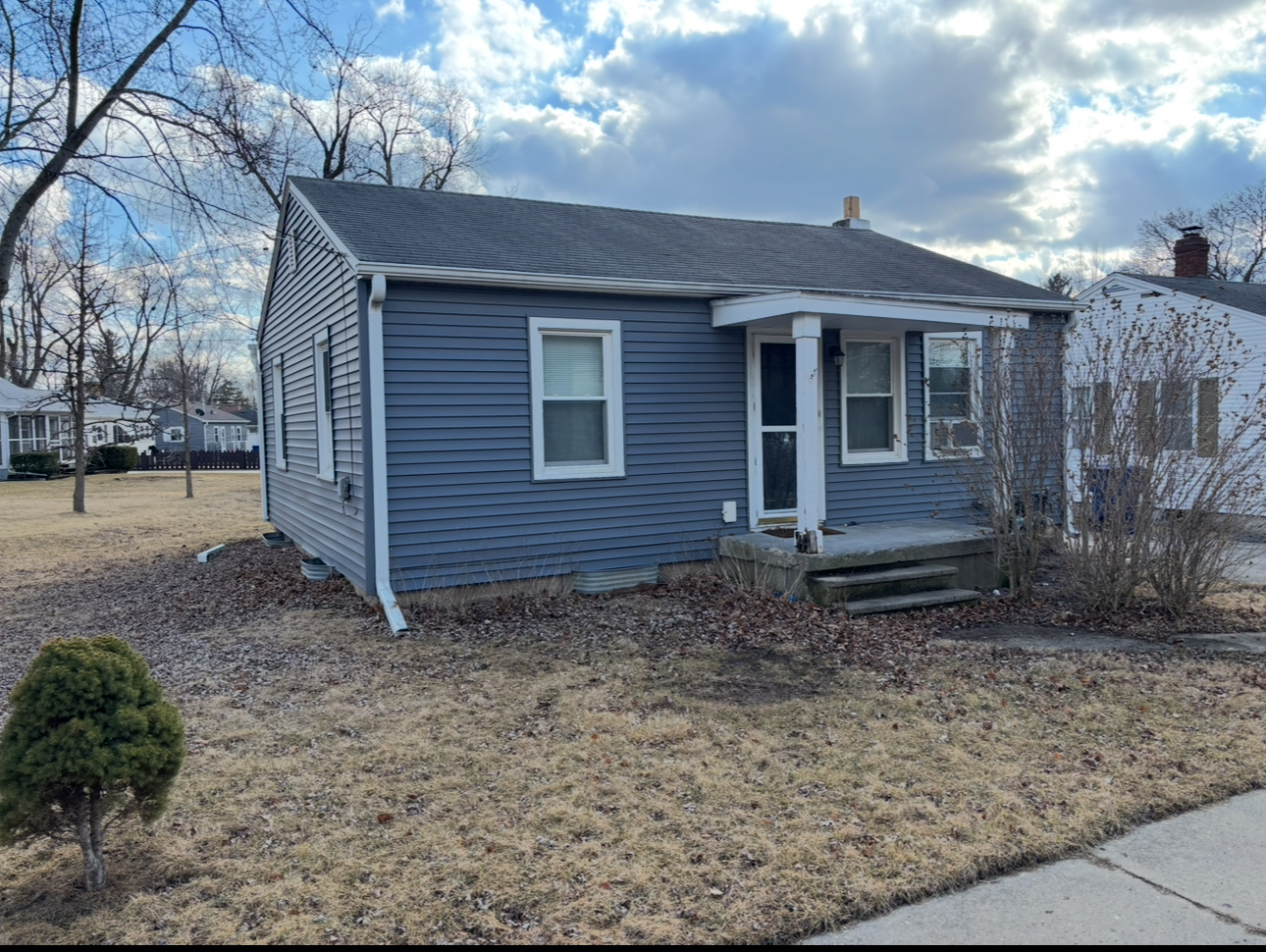 a view of a house with a yard