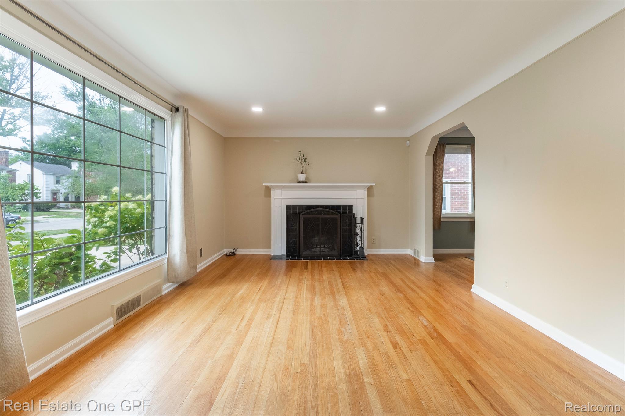 1638 Bournemouth Road Grosse Pointe, MI 48236 - Photo 4 of 31 Gallery Image 4
