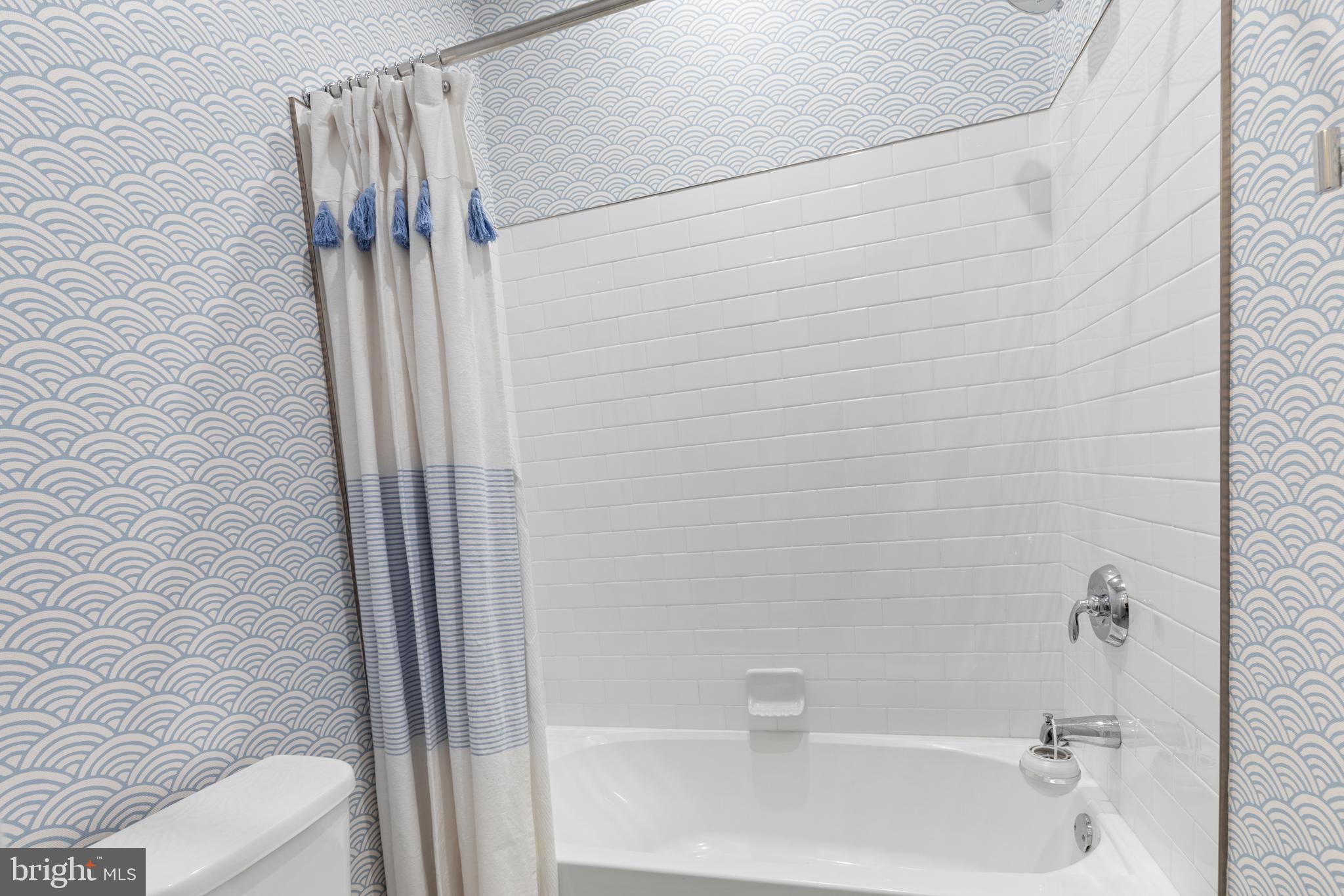 662 Levering Street Blue Bell, PA 19422 - Photo 21 of 31 a bathroom with a bathtub