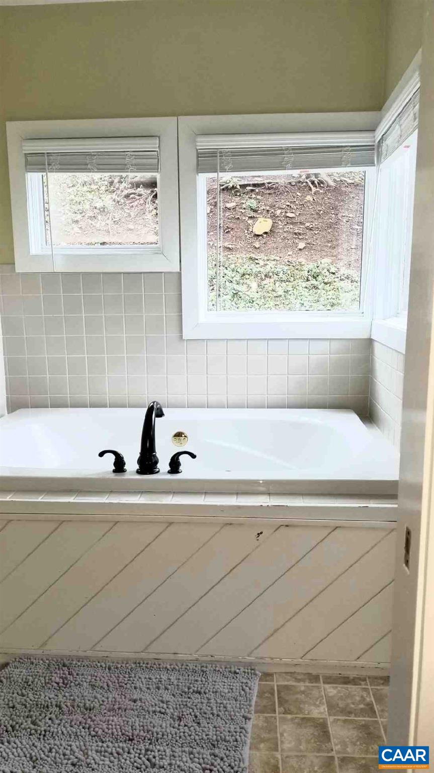 1722 High Ridge Roseland, VA 22967 - Photo 12 of 23 a bathroom with a bathtub and window