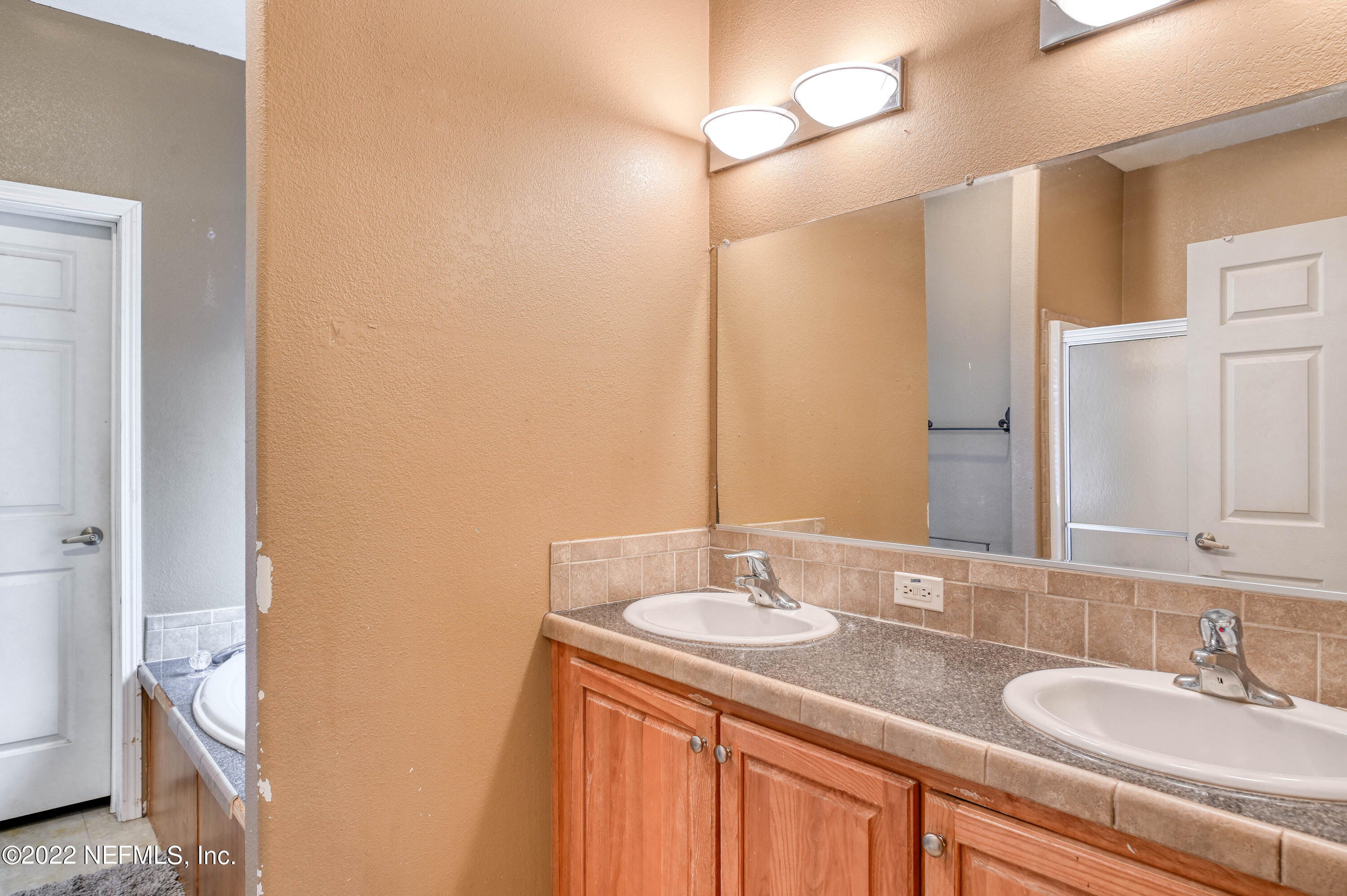 131 Musket Road Palatka, FL 32177 - Photo 16 of 35 Owner’s bath dual sinks