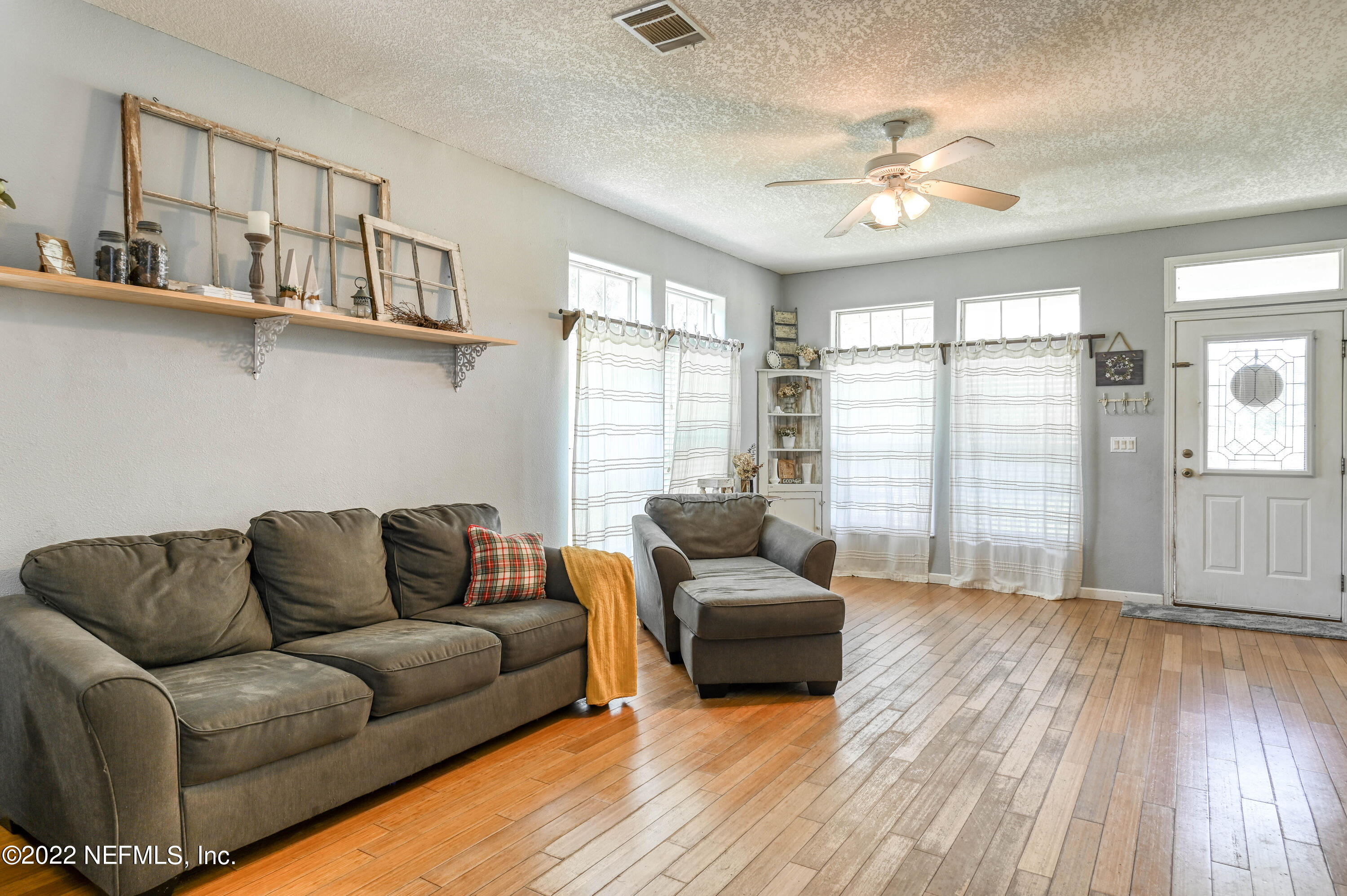 131 Musket Road Palatka, FL 32177 - Photo 5 of 35 Living room