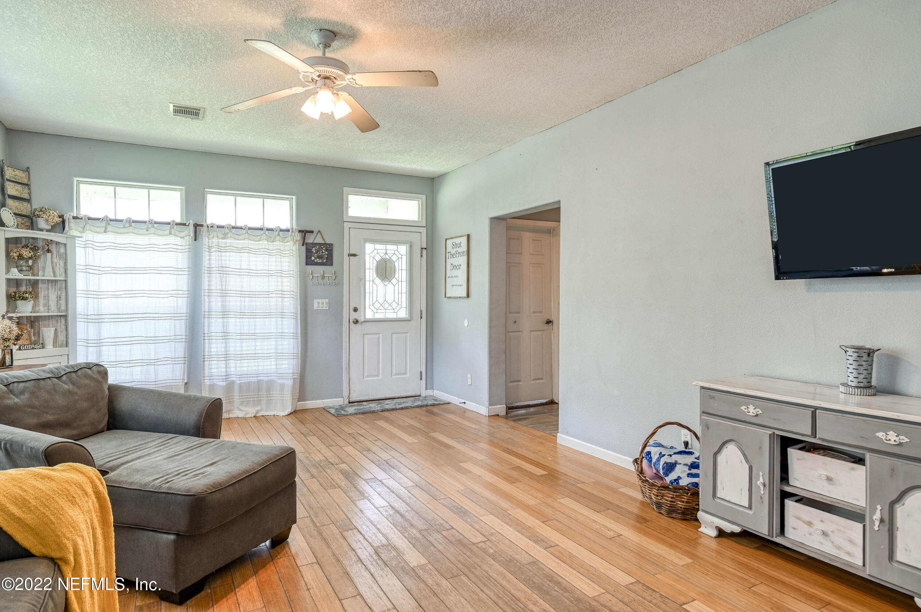 131 Musket Road Palatka, FL 32177 - Photo 6 of 35 Living room