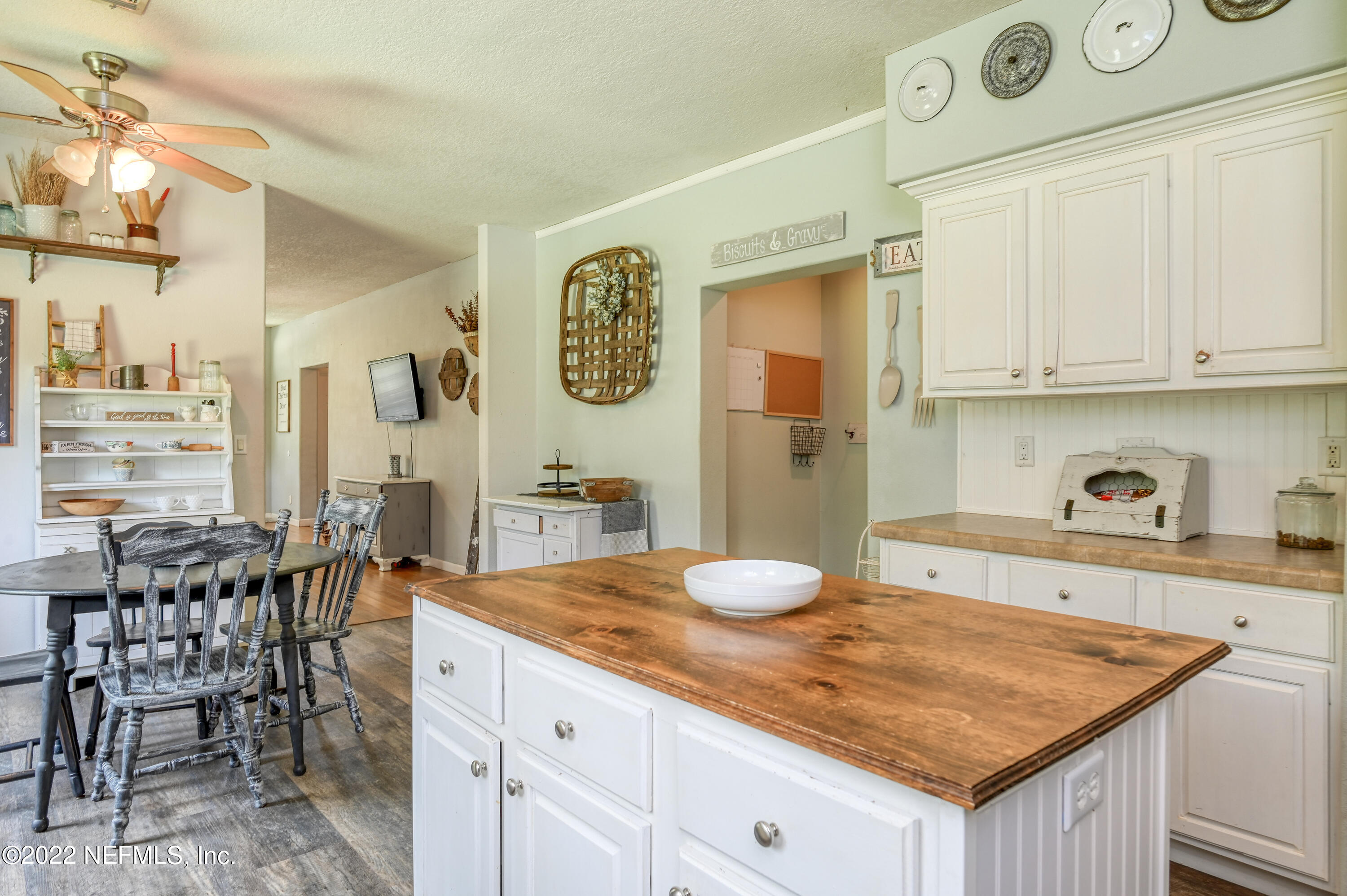 131 Musket Road Palatka, FL 32177 - Photo 10 of 35 Kitchen with island