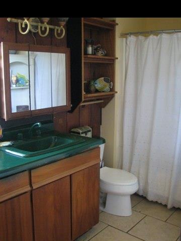 830 West Kuiaha Road Haiku, HI 96708 - Photo 10 of 15 a bathroom with a toilet and a sink