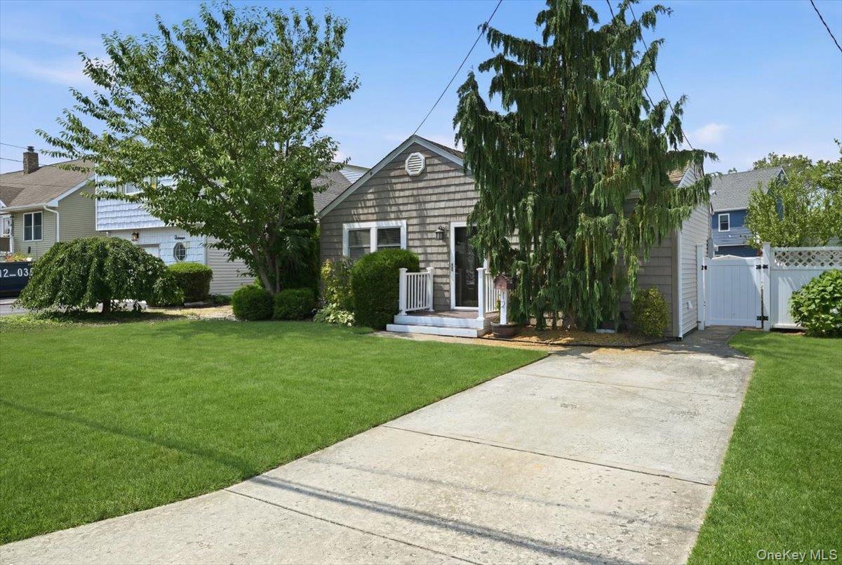 12 Annuskemunnica Road Babylon, NY 11702 - Photo 3 of 25