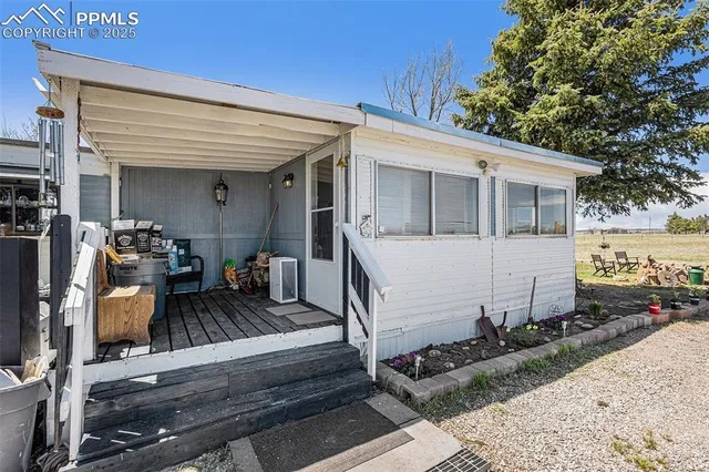 a view of a house with backyard
