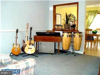 834 Roberts Road Warminster, PA 18974 - Photo 2 of 8 Living Room