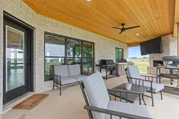 $499,999 | 124 High Point Drive, Hillsboro, TX 76645