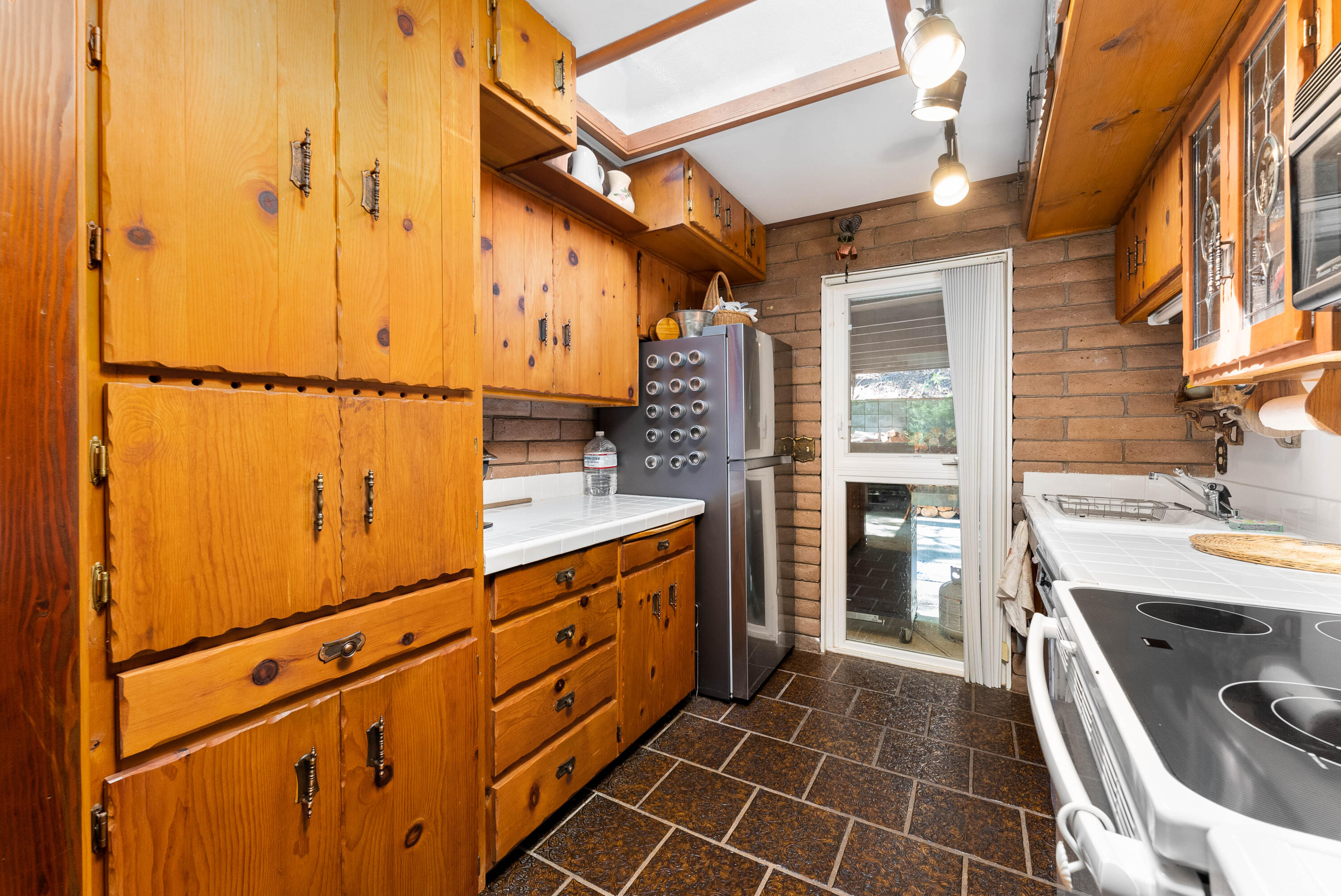 12095 Galice Road Merlin, OR 97532 - Photo 7 of 22 Kitchen