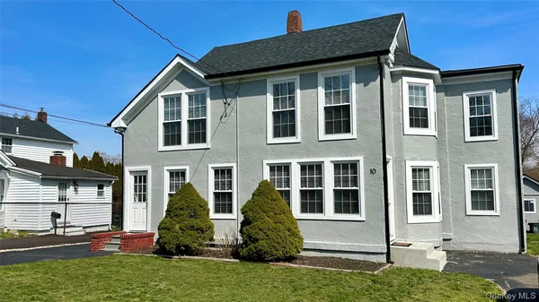 $3,295 | 10 Dale Drive, Unit 1, Oakdale, NY 11769
