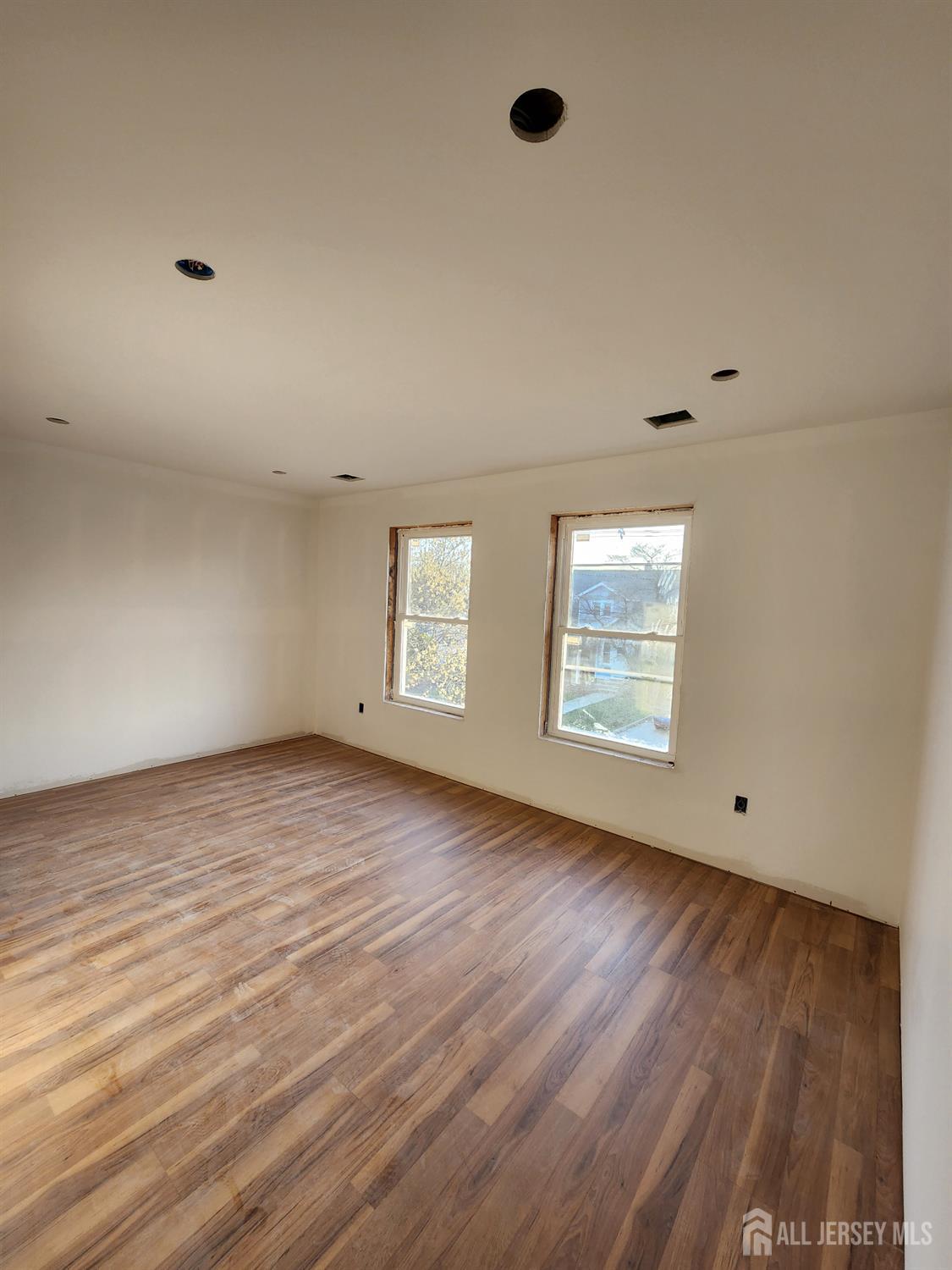 10 Myrtle Street Edison, NJ 08817 - Photo 3 of 10 Gallery Image 3