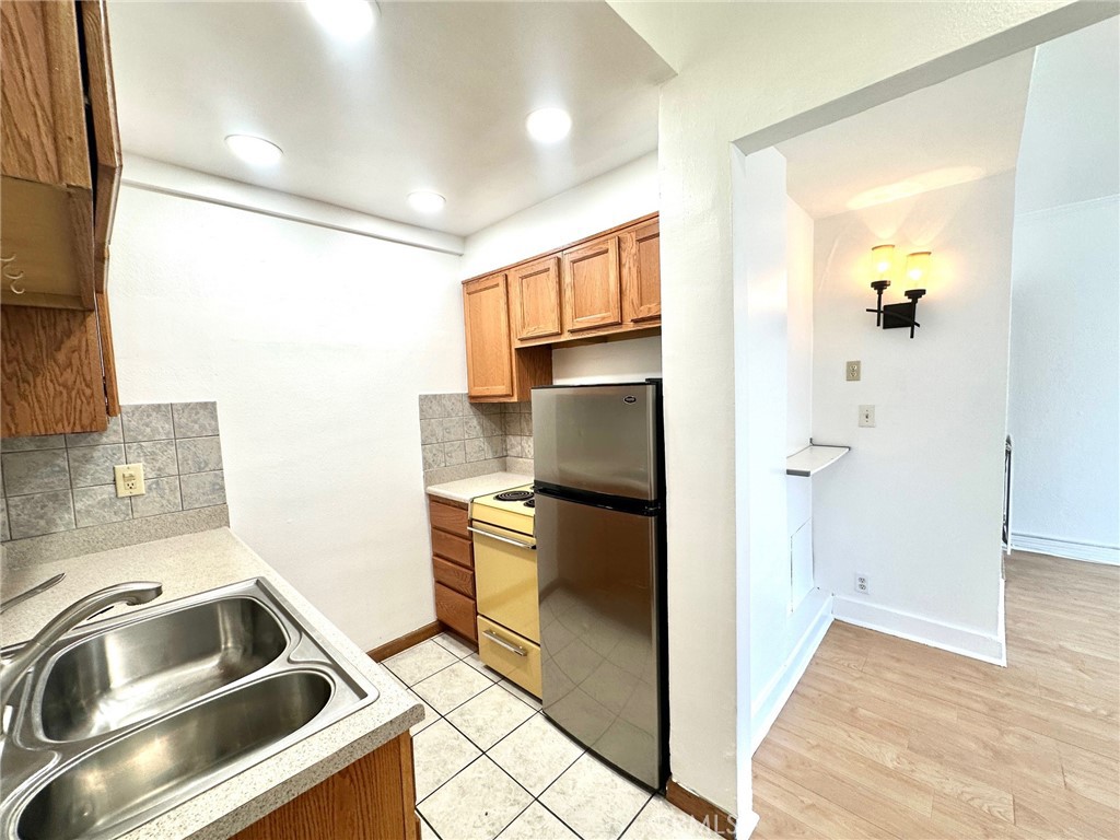 140 Linden Avenue, Unit 316 Long Beach, CA 90802 - Photo 7 of 11 a kitchen with a refrigerator and a sink