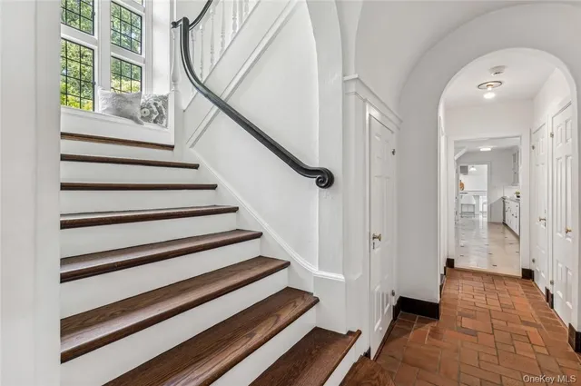 a view of entryway with a front door