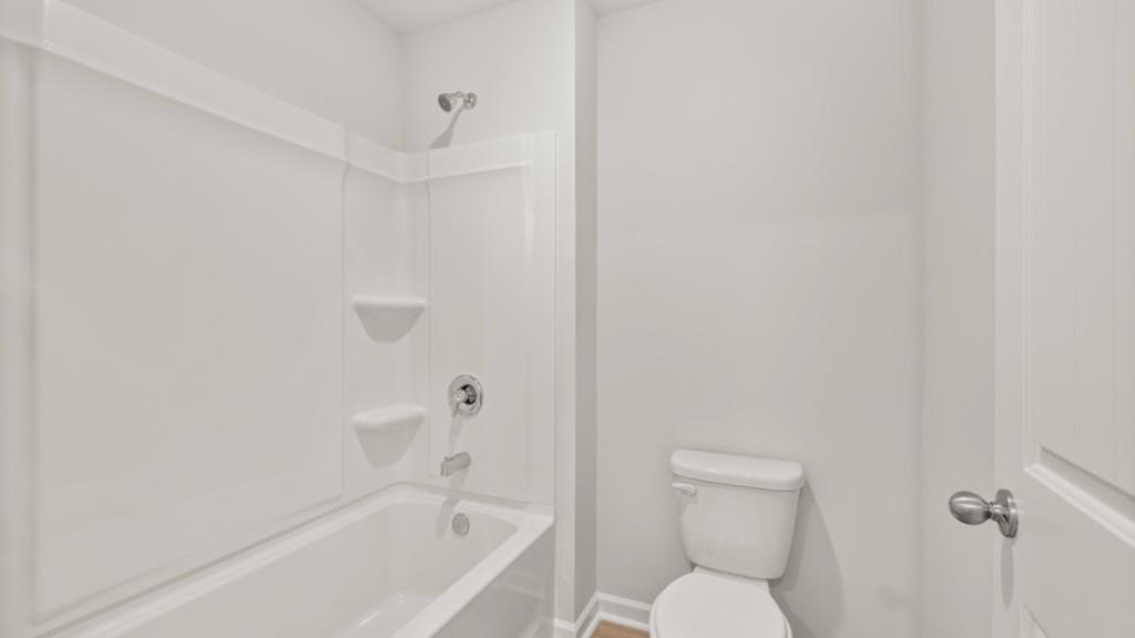 6008 Muirfield Point Union City, GA 30213 - Photo 23 of 29 a bathroom with a toilet and a bathtub