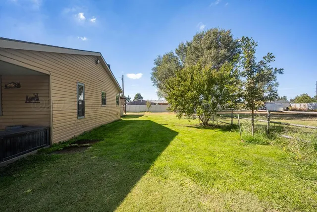 a view of back yard of the house