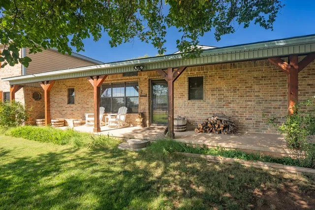 a view of back yard of the house