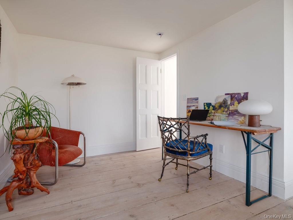 7220 Main Road East Marion, NY 11939 - Photo 25 of 44 a living room with furniture and a potted plant