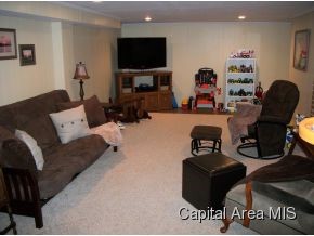 525 Rosedale Boulevard Jacksonville, IL 62650 - Photo 5 of 12 Gallery Image 5