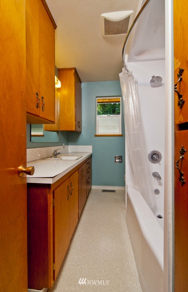 1905 Southwest Webster Street Seattle, WA 98106 - Photo 11 of 15 Gallery Image 11