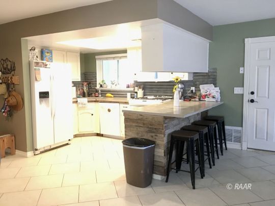 509 South Appaloosa Street Ridgecrest, CA 93555 - Photo 23 of 26 a kitchen with a stove a refrigerator and a sink