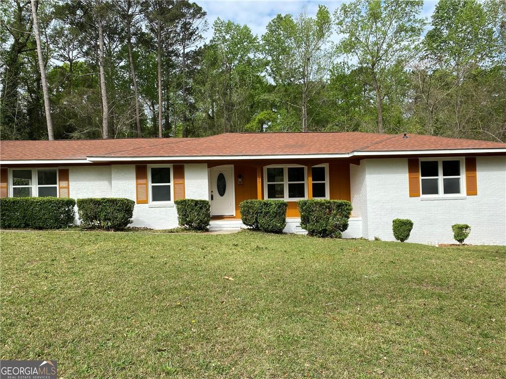 a view of a house with a backyard